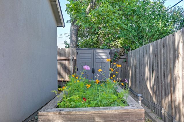 1865 44th St, Sacramento, CA 95819