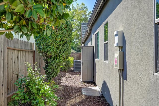 1865 44th St, Sacramento, CA 95819