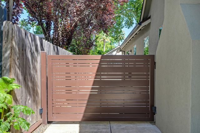 1865 44th St, Sacramento, CA 95819