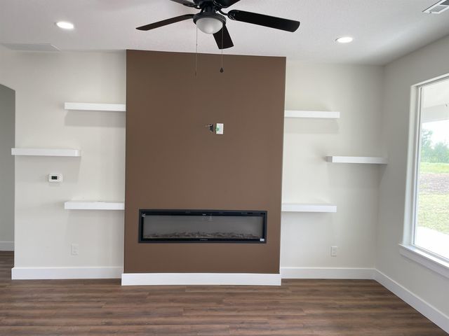 233 S Sycamore Dr, Valley Center, KS 67147