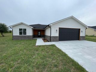 233 S Sycamore Dr, Valley Center, KS 67147