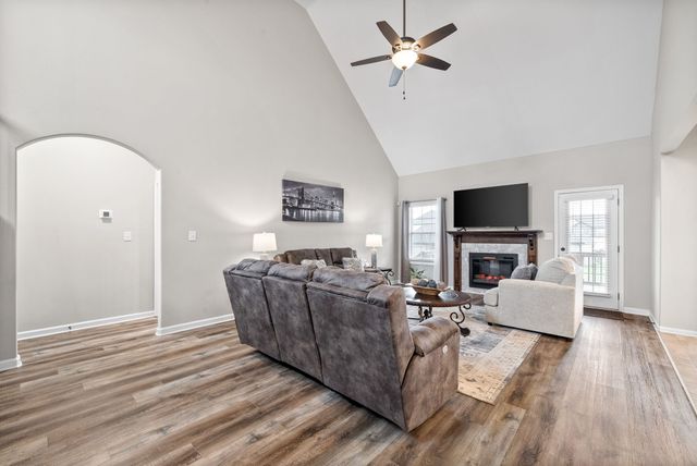 1152 Folly Beach Dr, Clarksville, TN 37042