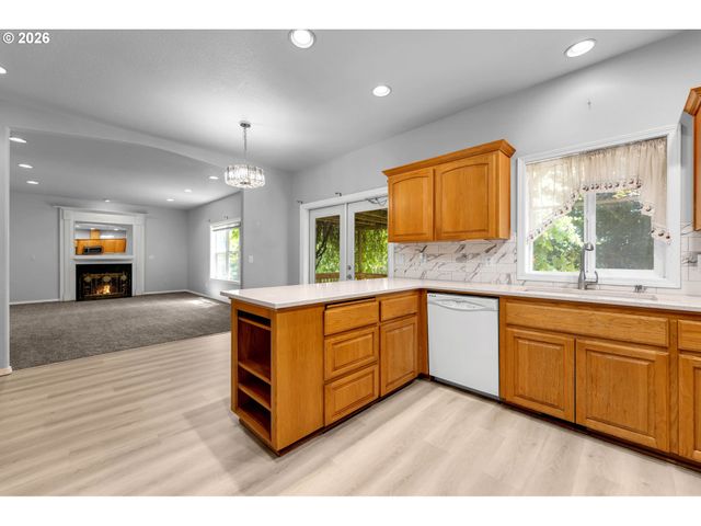 598 E HERITAGE Loop, La Center, WA 98629