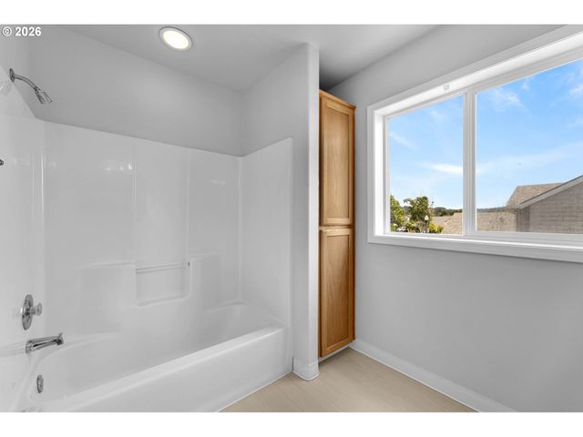 598 E HERITAGE Loop, La Center, WA 98629