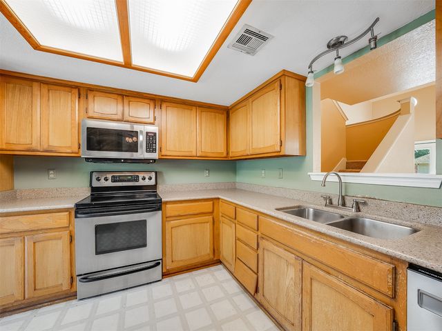 7725 S Erie Avenue, Tulsa, OK 74136