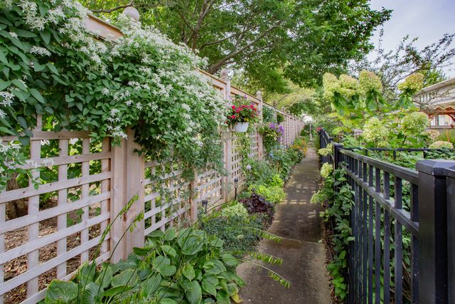11 Rienzi Lane, Highwood, IL 60040