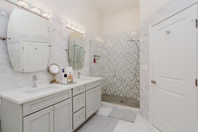 11 Rienzi Lane, Highwood, IL 60040
