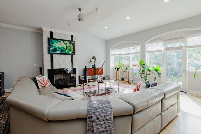 11 Rienzi Lane, Highwood, IL 60040