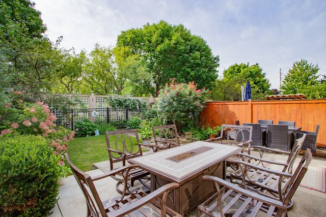 11 Rienzi Lane, Highwood, IL 60040