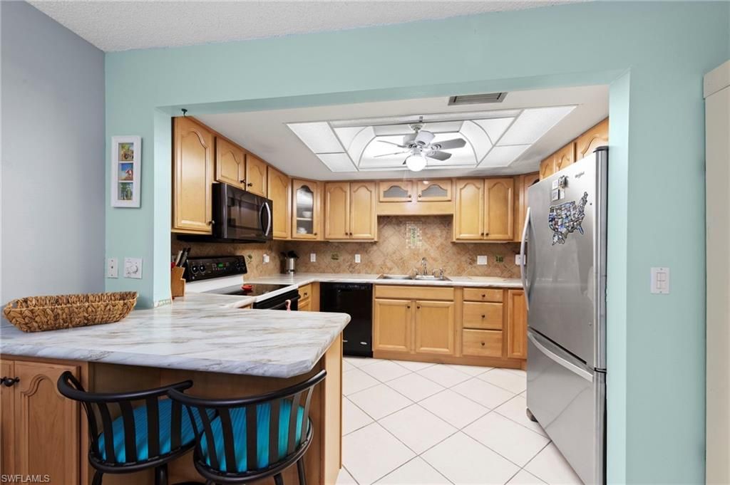 Image 10 of property listing at 4706 4th PL 15, Cape Coral, FL 33904