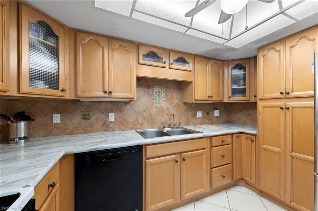 Image 12 of property listing at 4706 4th PL 15, Cape Coral, FL 33904