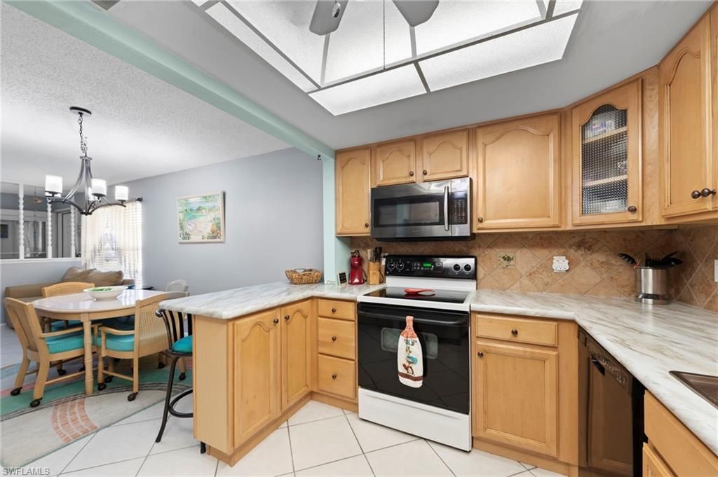 Image 13 of property listing at 4706 4th PL 15, Cape Coral, FL 33904