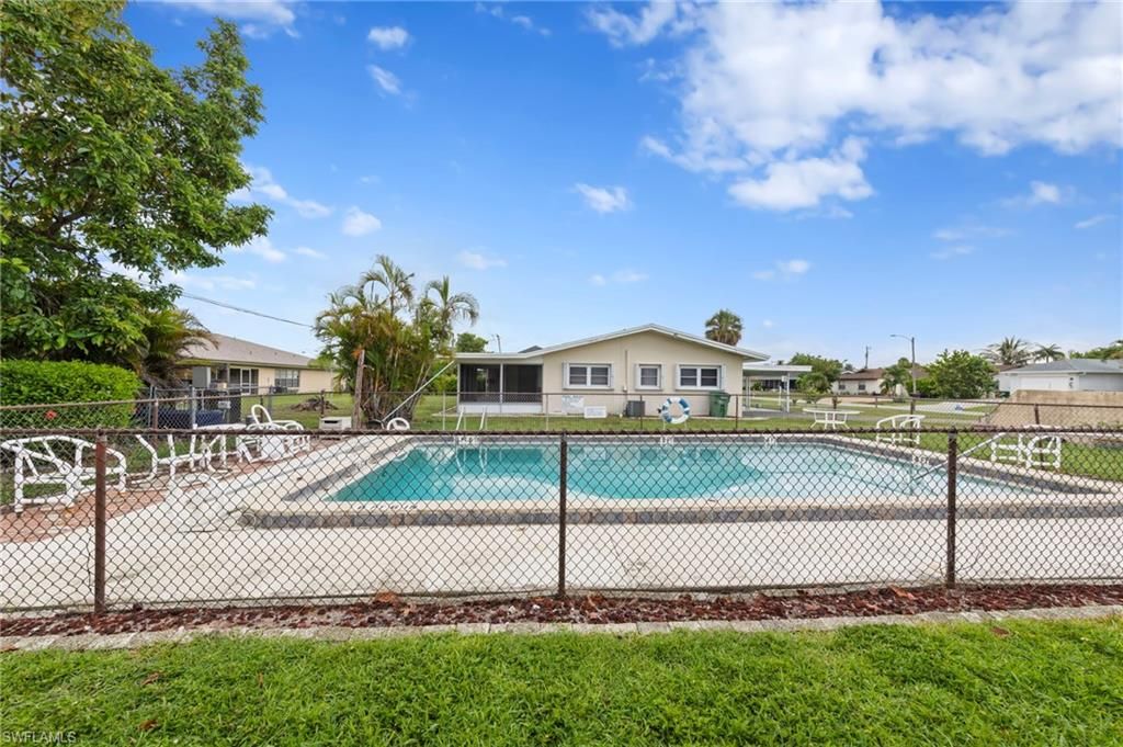 Image 25 of property listing at 4706 4th PL 15, Cape Coral, FL 33904
