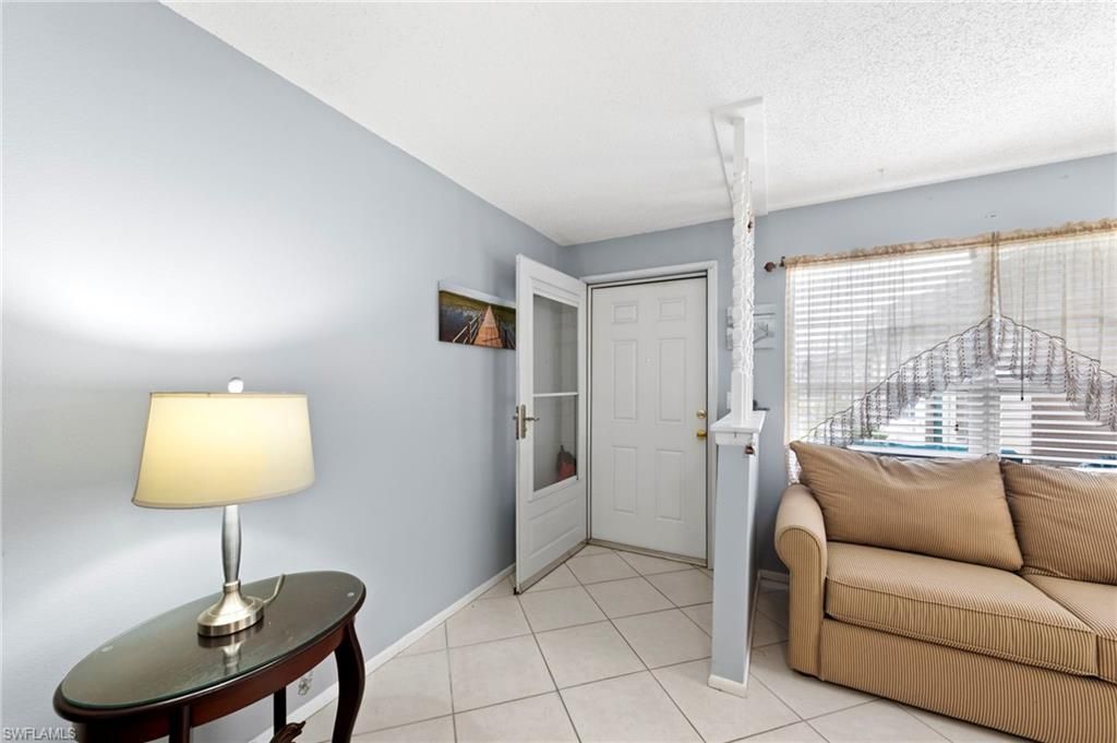 Image 4 of property listing at 4706 4th PL 15, Cape Coral, FL 33904