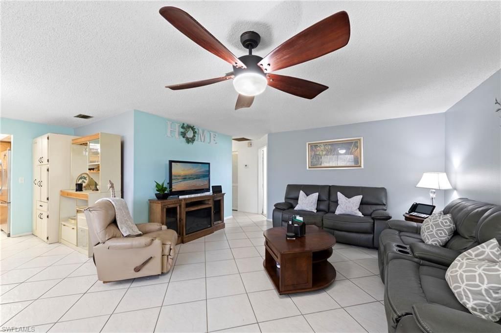 Image 5 of property listing at 4706 4th PL 15, Cape Coral, FL 33904