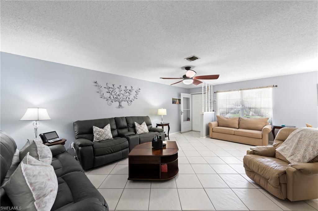 Image 6 of property listing at 4706 4th PL 15, Cape Coral, FL 33904