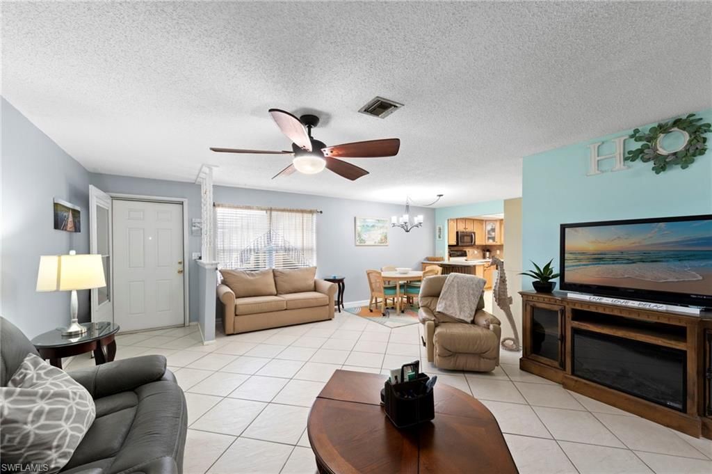 Image 7 of property listing at 4706 4th PL 15, Cape Coral, FL 33904