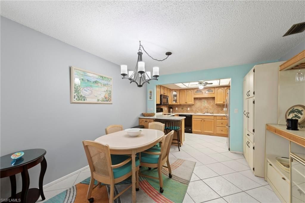 Image 8 of property listing at 4706 4th PL 15, Cape Coral, FL 33904