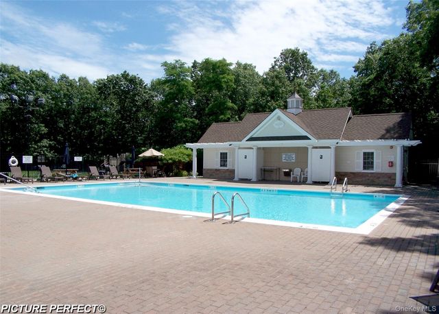 460 Old Town Road 27 P, Port Jefferson Station, NY 11776