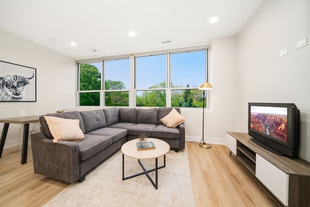 8900 Windemere Avenue GE, Brookfield, IL 60513