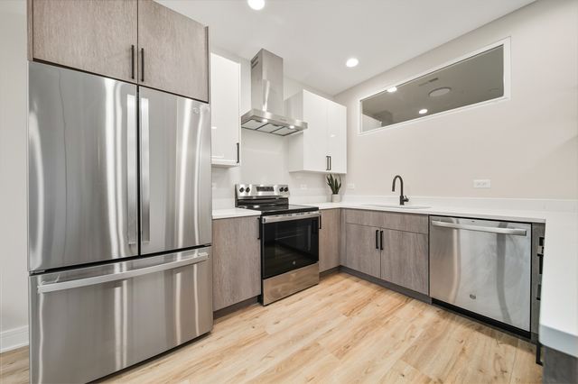 8900 Windemere Avenue GE, Brookfield, IL 60513