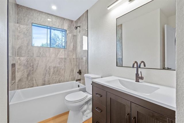 332 Flagstone Drive, Lee's Summit, MO 64063