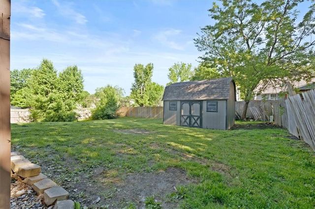 332 Flagstone Drive, Lee's Summit, MO 64063