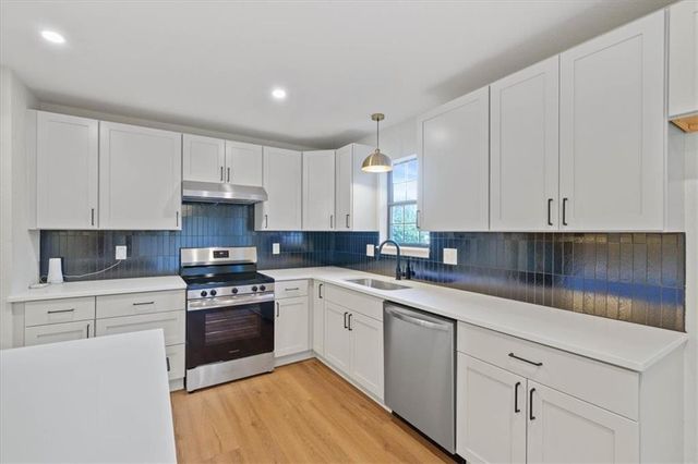 332 Flagstone Drive, Lee's Summit, MO 64063