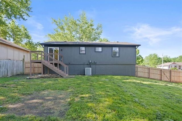 332 Flagstone Drive, Lee's Summit, MO 64063