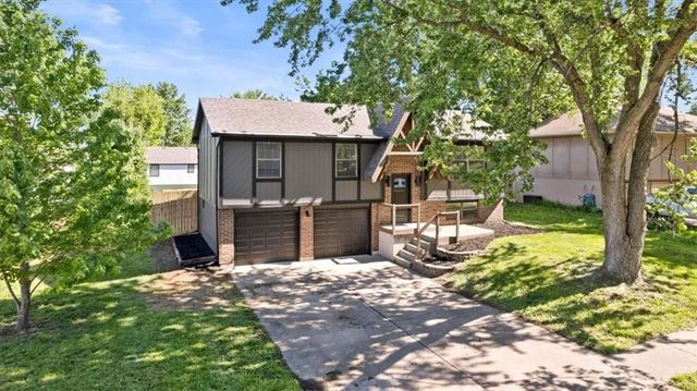 332 Flagstone Drive, Lee's Summit, MO 64063