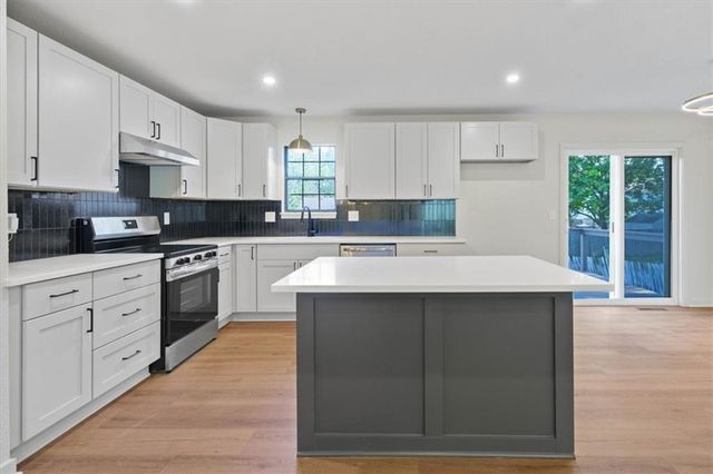 332 Flagstone Drive, Lee's Summit, MO 64063