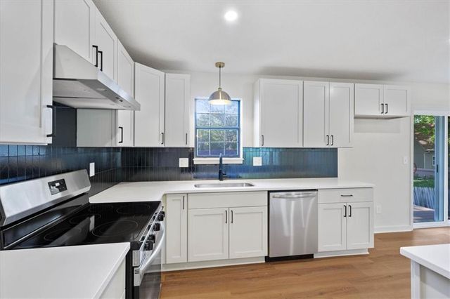 332 Flagstone Drive, Lee's Summit, MO 64063