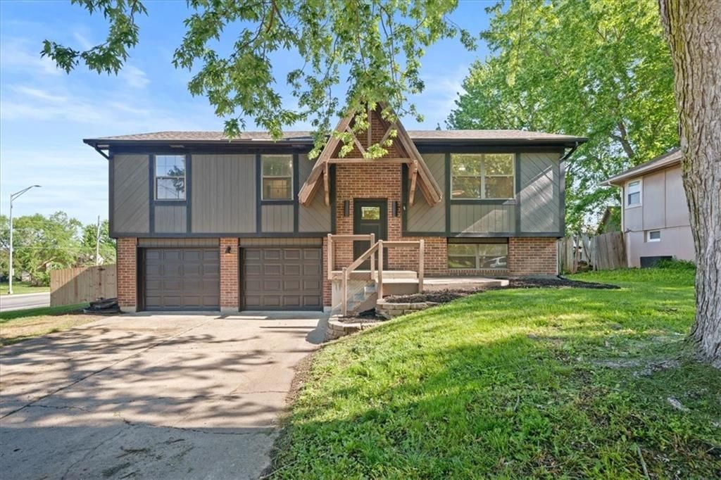 332 Flagstone Drive, Lee's Summit, MO 64063