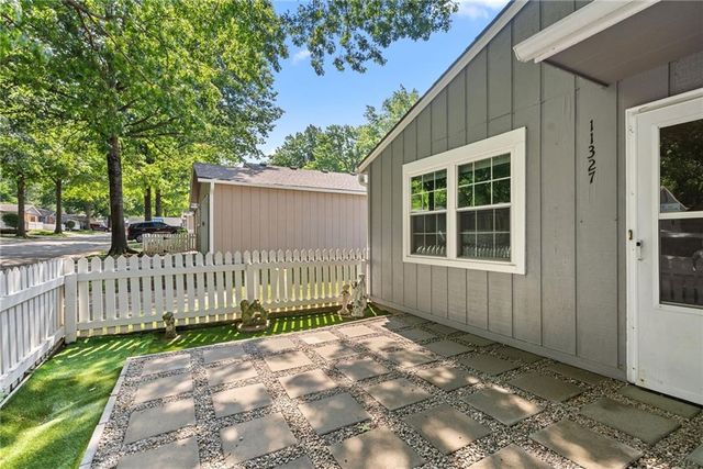 11327 W 77TH Terrace, Shawnee, KS 66214