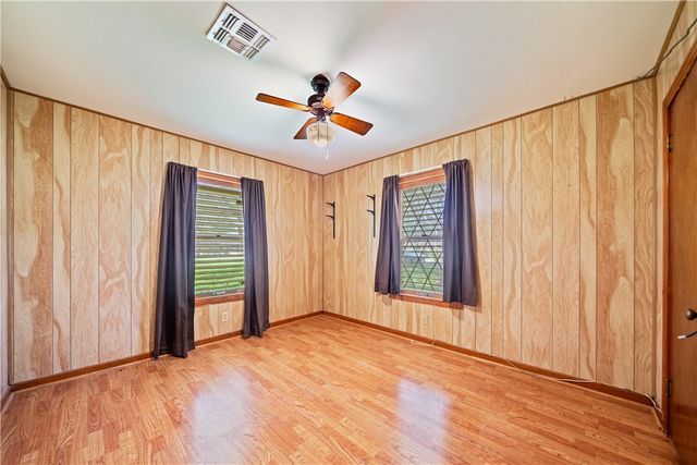 749 W Wildwood Dr, Corpus Christi, TX 78410