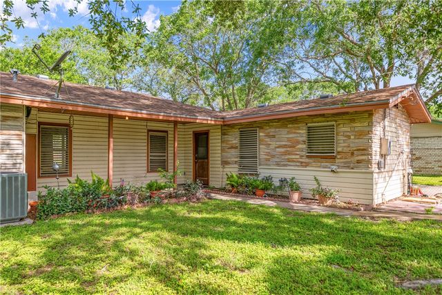 749 W Wildwood Dr, Corpus Christi, TX 78410