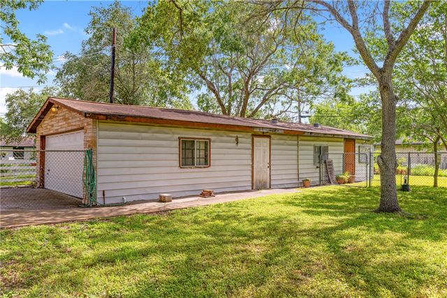 749 W Wildwood Dr, Corpus Christi, TX 78410