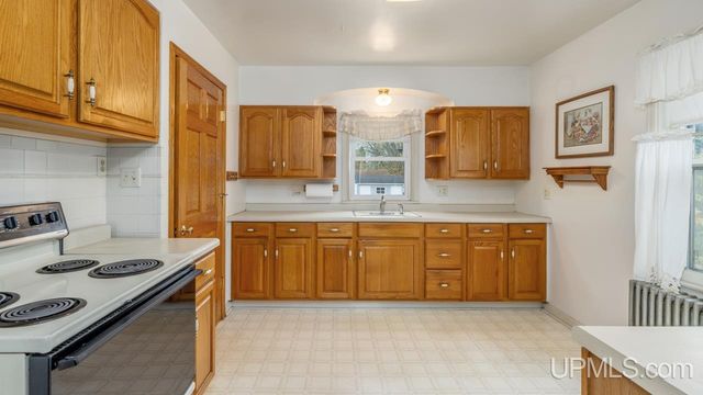 413 S 19th Street, Escanaba, MI 49829