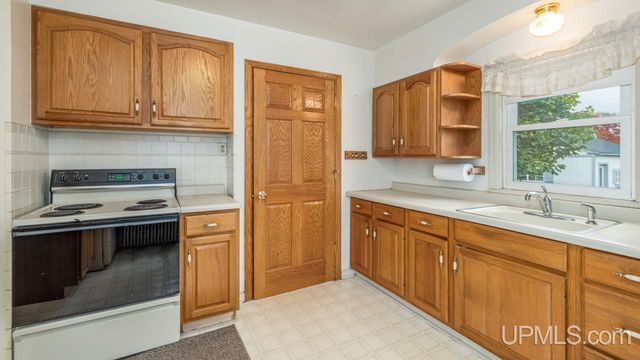 413 S 19th Street, Escanaba, MI 49829