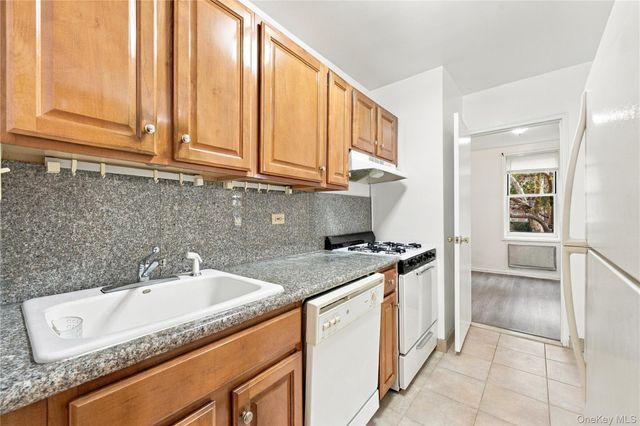 142-05 Roosevelt Avenue 206, Flushing, NY 11354