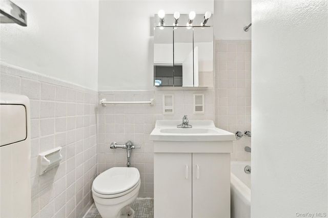 142-05 Roosevelt Avenue 206, Flushing, NY 11354