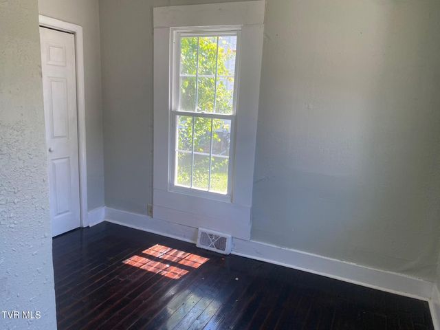 1106 East Main Street, Johnson City, TN 37601