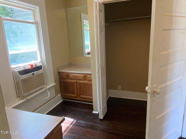 1106 East Main Street, Johnson City, TN 37601