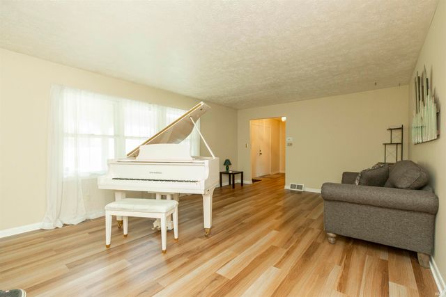 5653 Danbury Drive, South Bend, IN 46614