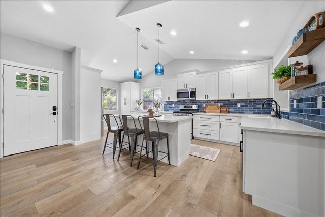 6100 Helens Ct, Loomis, CA 95650