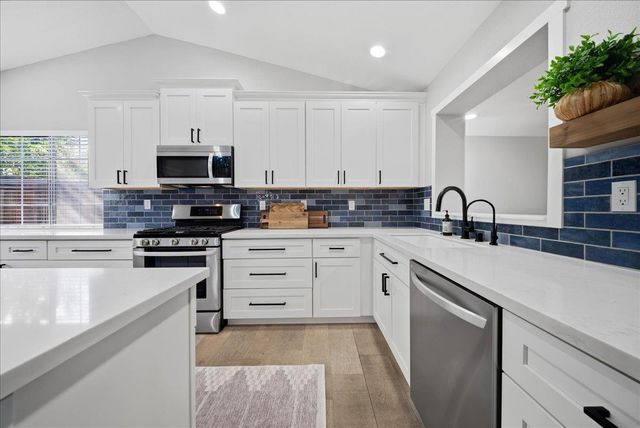 6100 Helens Ct, Loomis, CA 95650