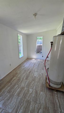 524 W Broadus Avenue, Fort Worth, TX 76115