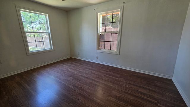 524 W Broadus Avenue, Fort Worth, TX 76115