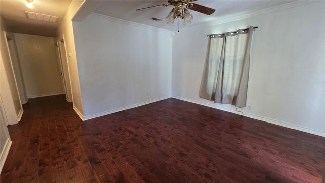 524 W Broadus Avenue, Fort Worth, TX 76115