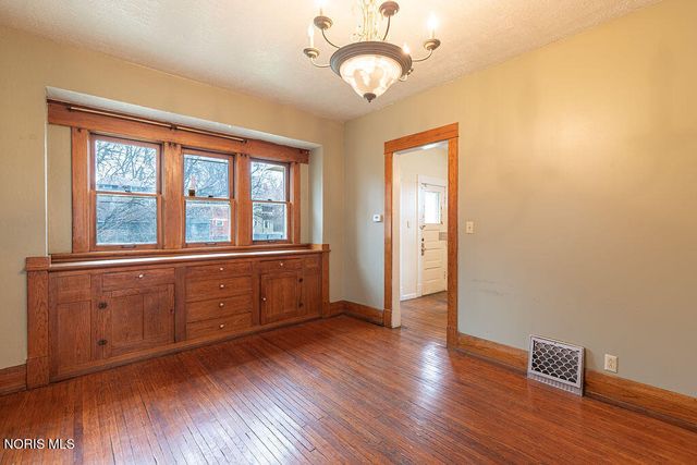 2534 Maplewood Avenue, Toledo, OH 43610